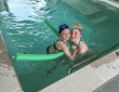 Sterre en Sarah-Faye genieten van het zwembad