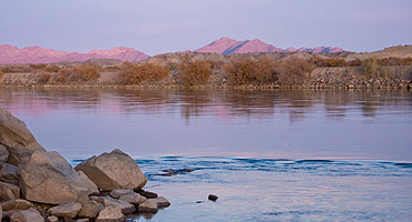 Uitzicht op de Colorado river en Arizona (aan de overkant)