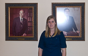 Emily bij een portret van de founder, Mr. Eckerd himself